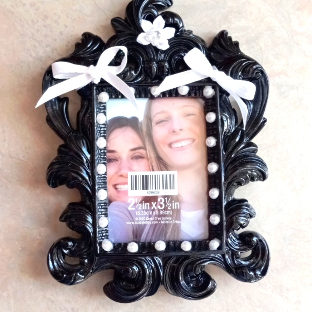🎀 New Victorian Shiny Black Picture Frame w/ White Ribbons & Pearls 🎀